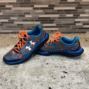 Big boys Under Armour shoes size 7 Spine series